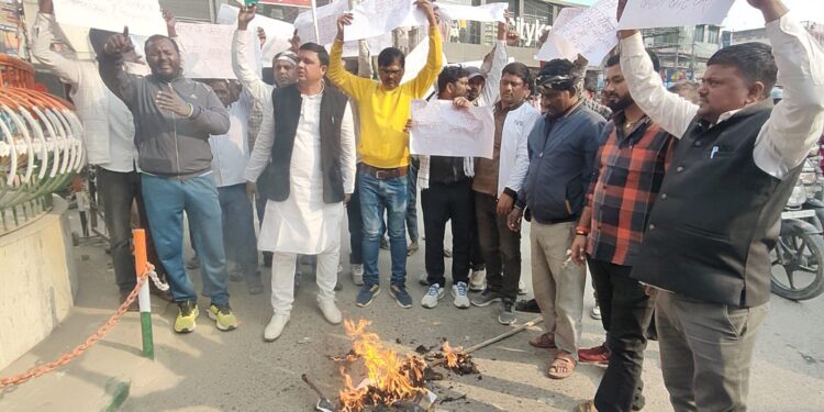 पूर्णिया सांसद पप्पू यादव की गिरफ्तारी के विरोध में खगड़िया में सड़कों पर उतरे सैकड़ों युवा, मुख्यमंत्री का किया पुतला दहन, सरकार पर लोकतंत्र कुचलने का आरोप