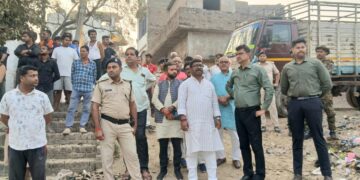 शहर में ट्रैफिक दबाव कम करने के लिए बायपास के वैकल्पिक मार्ग पर मंथन, विधायक बबलू मंडल और डीएम ने किया निर्माणाधीन सड़क का निरीक्षण