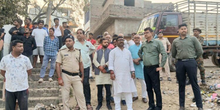 शहर में ट्रैफिक दबाव कम करने के लिए बायपास के वैकल्पिक मार्ग पर मंथन, विधायक बबलू मंडल और डीएम ने किया निर्माणाधीन सड़क का निरीक्षण