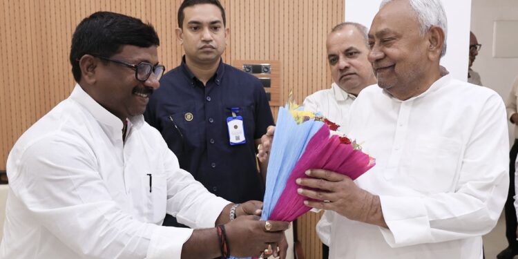 सीएम नीतीश कुमार से खगड़िया विधायक बबलू कुमार मंडल की मुलाकात, खगड़िया के विकास पर विस्तृत चर्चा, राज्यसभा चुनाव में जीत की दी बधाई, मांगपत्र पर जल्द कार्रवाई का भरोसा