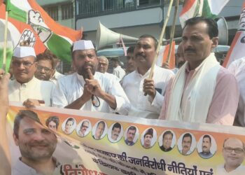 महंगाई की आग में सियासत का विस्फोट: गैस संकट पर खगड़िया में कांग्रेस का हल्ला बोल, सड़कों पर उबाल—PM मोदी और पेट्रोलियम मंत्री का फूंका पुतला!!