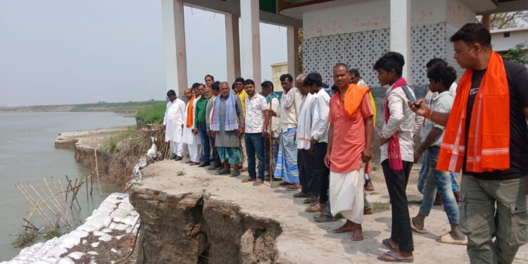 बागमती का कहर: संकट में ‘बड़ी मां कात्यायनी शक्तिपीठ’, विधायक बबलू कुमार मंडल ने संभाली कमान