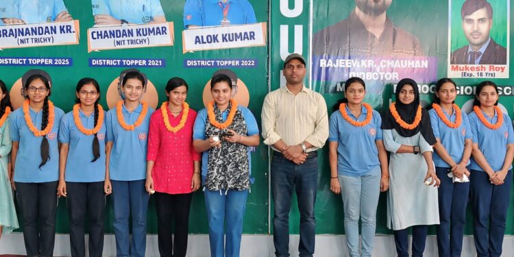 खगड़िया में शिक्षा का नया कीर्तिमान: कोशी साइंस क्लासेज के 80 मेधावी विद्यार्थियों ने 12वीं बोर्ड परीक्षा में 400+ अंक से रचा ऐतिहासिक सफलता का रिकॉर्ड!