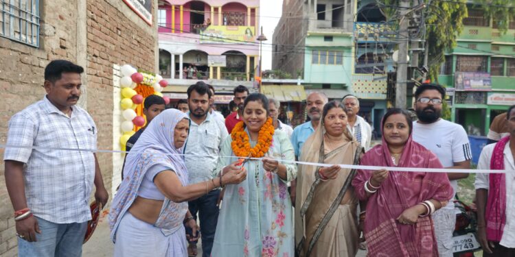 खगड़िया नगर परिषद की विकास क्रांति: वार्ड-32 में 21.48 लाख की लागत से दो भव्य पीसीसी सड़कों का उद्घाटन, वर्षों पुरानी कीचड़ और जलजमाव की समस्या को किया समाप्त, बदल जाएगी क्षेत्र की तस्वीर और रोजमर्रा की जिंदगी