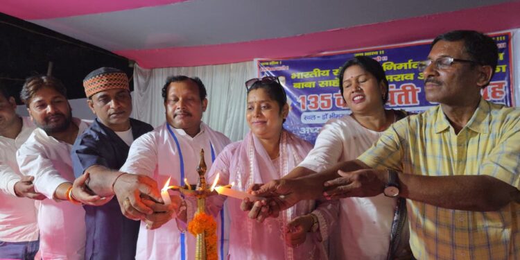 संसारपुर बना सामाजिक न्याय का संग्राम स्थल: बाबा साहेब की 135वीं जयंती पर उमड़ा अभूतपूर्व जनसागर, जय भीम के गगनभेदी नारों के बीच अर्चना कुमारी ने किया भव्य अंबेडकर भवन निर्माण का ऐतिहासिक वादा