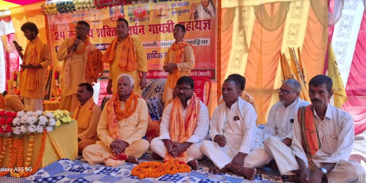 खगड़िया के अमनी गांव में आस्था का महासागर: भव्य 24 कुण्डीय शक्ति संवर्धन गायत्री महायज्ञ में उमड़ी श्रद्धालुओं की भीड़, बबलू कुमार मंडल ने वैदिक मंत्रोच्चार के बीच की पूजा-अर्चना, बोले—यज्ञ से शुद्ध होता है वातावरण, जागती है आध्यात्मिक चेतना, समाज में फैलती है सकारात्मक ऊर्जा और मजबूत होता है भाईचारा, गांव बना भक्ति, एकता और सांस्कृतिक गौरव का केंद्र