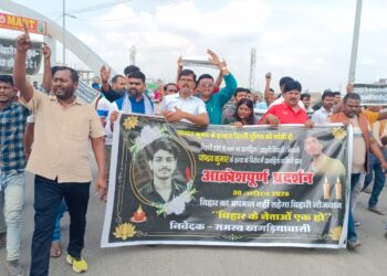 दिल्ली में बिहारी युवक पांडव की संदिग्ध गोलीकांड में मौत पर खगड़िया में जनआक्रोश का विस्फोट: परिजनों संग कथित अमानवीय व्यवहार से भड़के लोग, सड़कों पर उतरा जनसैलाब, ‘न्याय या आंदोलन’ की चेतावनी, हाईकोर्ट जज से निष्पक्ष जांच, दोषियों को फांसी, 1 करोड़ मुआवजा और सरकारी नौकरी की प्रचंड मांग