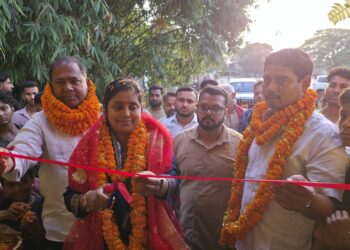 खगड़िया में विकास का सुपर मेगा ब्लास्ट: नगर सभापति अर्चना कुमारी का ताबड़तोड़ एक्शन, वार्ड-08 में हाईटेक सामुदायिक शौचालय और वार्ड-07 में मजबूत पीसीसी सड़क का भव्य उद्घाटन—24 लाख से ज्यादा की योजनाओं ने बदली तस्वीर, गंदगी और कीचड़ से मिली मुक्ति, जनता को मिला सीधा बड़ा फायदा!