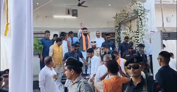 डुमरिया बुजुर्ग बना शक्ति और श्रद्धा का महासंगम: सम्राट चौधरी के आगमन पर कड़ी सुरक्षा के बीच उमड़ा ऐतिहासिक जनसैलाब, चंद्रकला देवी की श्रद्धांजलि सभा बनी भावनाओं और राजनीतिक प्रभाव का विराट मंच, गूंजे समर्थन के नारे, पूरा इलाका रहा हाई अलर्ट