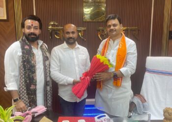 खगड़िया नगर परिषद क्षेत्र की पेयजल समस्याओं को लेकर सांसद राजेश वर्मा ने बिहार सरकार के पीएचईडी मंत्री संजय सिंह से मुलाकात कर मुद्दा उठाया। इस बैठक में सभापति प्रतिनिधि ज्योतिष मिश्रा ने भी नगर क्षेत्र के विभिन्न जमीनी समस्याओं को विस्तार से रखा।