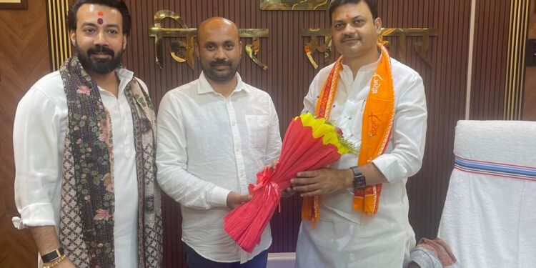 खगड़िया नगर परिषद क्षेत्र की पेयजल समस्याओं को लेकर सांसद राजेश वर्मा ने बिहार सरकार के पीएचईडी मंत्री संजय सिंह से मुलाकात कर मुद्दा उठाया। इस बैठक में सभापति प्रतिनिधि ज्योतिष मिश्रा ने भी नगर क्षेत्र के विभिन्न जमीनी समस्याओं को विस्तार से रखा।