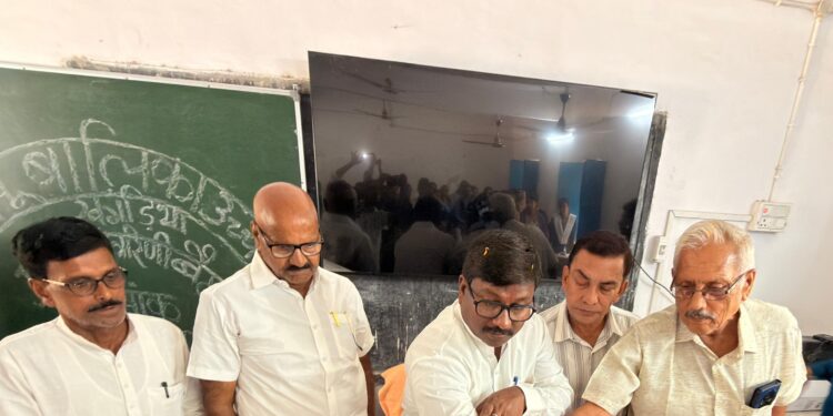 “लाल बाबू गर्ल्स हाई स्कूल में विकास और शिक्षा पर बड़ा मंथन—सदर विधायक बबलू कुमार मंडल ने छात्राओं को दिया सफलता का महामंत्र, बोले: बेटियों की शिक्षा ही समाज के उज्ज्वल भविष्य की सबसे मजबूत गारंटी, अनुशासन-मेहनत से तय होगी सफलता, चहारदीवारी निर्माण सहित सभी मूलभूत समस्याओं के समाधान का दिया ठोस आश्वासन”