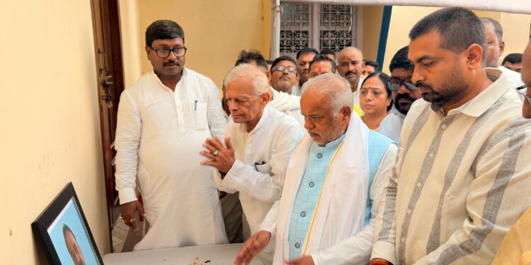 “समाजवादी विचारधारा के प्रखर प्रहरी अरविंद मोहन को अंतिम नमन: श्राद्धकर्म में उमड़ा जनसैलाब, मंत्री श्रवण कुमार व विधायक बबलू मंडल समेत राजनीतिक-सामाजिक जगत की हस्तियों ने दी भावभीनी श्रद्धांजलि; कहा— खगड़िया और जदयू परिवार के लिए अपूरणीय क्षति”