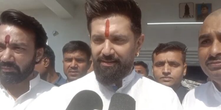 जनसैलाब से गूंजा डुमरिया बुजुर्ग: चंद्रकला देवी की श्रद्धांजलि सभा बनी ऐतिहासिक, केंद्रीय मंत्री चिराग पासवान का भव्य स्वागत, भ्रष्टाचार और पुल हादसों पर सख्त चेतावनी, प्रवासी मजदूरों के लिए बड़ी राहत का ऐलान