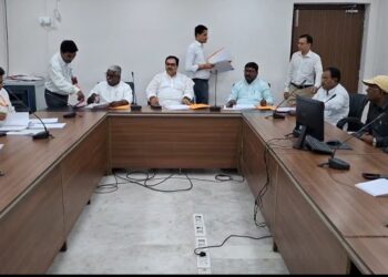 खगड़िया में विकास का बिगुल : सदर अस्पताल को जलजमाव से मुक्ति दिलाने के लिए 16.76 करोड़ की मेगा योजना तैयार, मेडिकल कॉलेज निर्माण को मिली हरी झंडी, स्कूलों में भवन, शुद्ध पेयजल और अतिक्रमण हटाने के मुद्दे पर विधानसभा समिति में गरजे बबलू कुमार मंडल, अधिकारियों को तुरंत कार्रवाई का सख्त निर्देश”
