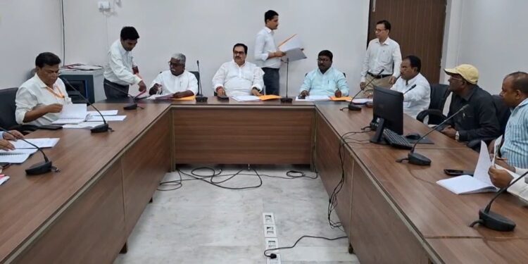 खगड़िया में विकास का बिगुल : सदर अस्पताल को जलजमाव से मुक्ति दिलाने के लिए 16.76 करोड़ की मेगा योजना तैयार, मेडिकल कॉलेज निर्माण को मिली हरी झंडी, स्कूलों में भवन, शुद्ध पेयजल और अतिक्रमण हटाने के मुद्दे पर विधानसभा समिति में गरजे बबलू कुमार मंडल, अधिकारियों को तुरंत कार्रवाई का सख्त निर्देश”
