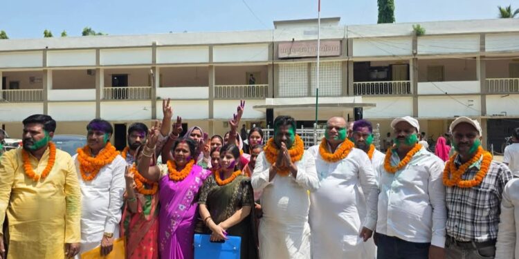 खगड़िया नगर परिषद सशक्त स्थायी समिति चुनाव में बड़ा उलटफेर: 5 में से 4 सदस्य निर्विरोध निर्वाचित, 1 सीट पर जोरदार मुकाबले के बाद मतदान से तय हुआ फैसला — अनुमंडल सभागार में पूरी प्रक्रिया कड़ी प्रशासनिक निगरानी में सम्पन्न, एसडीओ धनंजय कुमार ने दिलाई शपथ, इलाके की राजनीति में बढ़ी हलचल