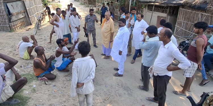पांच दिनों से अंधेरे में डूबे त्रिभुवन टोला की पुकार पर पहुंचे विधायक बबलू मंडल, बिजली बहाली के लिए अधिकारियों को दिया सख्त निर्देश; जर्जर सड़क निर्माण को लेकर रेलवे से शुरू की पहल