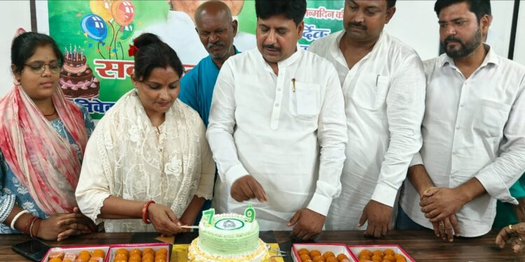 राजद कार्यालय में धूमधाम से मनाया गया पूर्व मुख्यमंत्री लालू प्रसाद यादव का 79वां जन्मदिन…गरीब-शोषित और वंचित समाज के लोगों को समाज की मुख्यधारा में लाकर गरीबों के मसीहा ने सबका किया कल्याण:मनोहर यादव