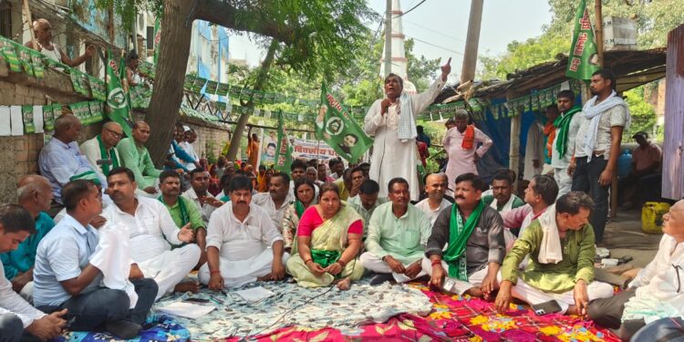 महंगाई की मार, बेरोजगारी की चोट और अपराध के बढ़ते ग्राफ पर फूटा जनता का गुस्सा, खगड़िया में राजद का हल्ला बोल; जिलाध्यक्ष मनोहर यादव ने सरकार को जमकर लताड़ा सभी सरकारी व्यवस्थाओं को बताया विफल, डॉ एज्या यादव ने कहा-वोट चोरी कर बनी सरकार ने जनता का जीना कर दिया हराम”