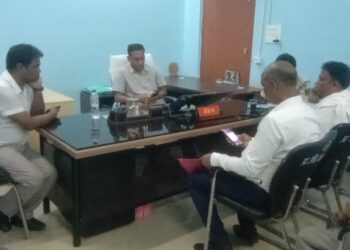 खगड़िया के परबत्ता CO दफ्तर में दिनदहाड़े बवाल,सरकारी काम कर रहे CO हरिनाथ राम पर युवक का हमला,आरोपी अनोज सिंह गिरफ्तार,CCTV फुटेज से खुलेगा राज!!