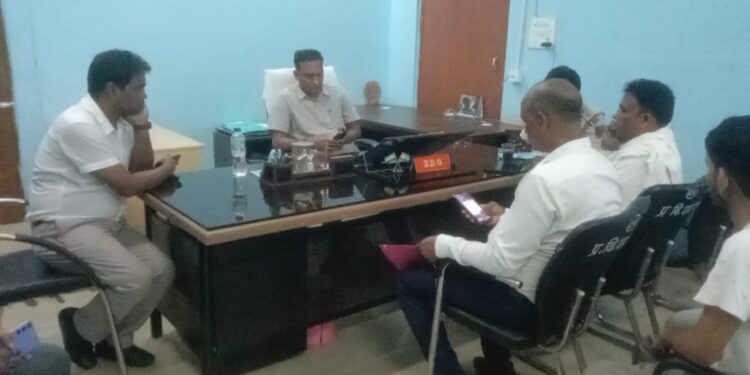 खगड़िया के परबत्ता CO दफ्तर में दिनदहाड़े बवाल,सरकारी काम कर रहे CO हरिनाथ राम पर युवक का हमला,आरोपी अनोज सिंह गिरफ्तार,CCTV फुटेज से खुलेगा राज!!
