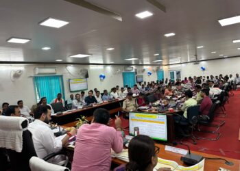 सांसद राजेश वर्मा का रौद्र रूप, भ्रष्ट इंजीनियरों से लेकर फर्जी डॉक्टरों और स्मैक तस्करों तक हड़कंप— ‘दिशा’ की बैठक में दहाड़ते हुए सांसद ने अधिकारियों को दी खुली चेतावनी, जनता के काम में कोताही की तो सीधे जाओगे जेल!