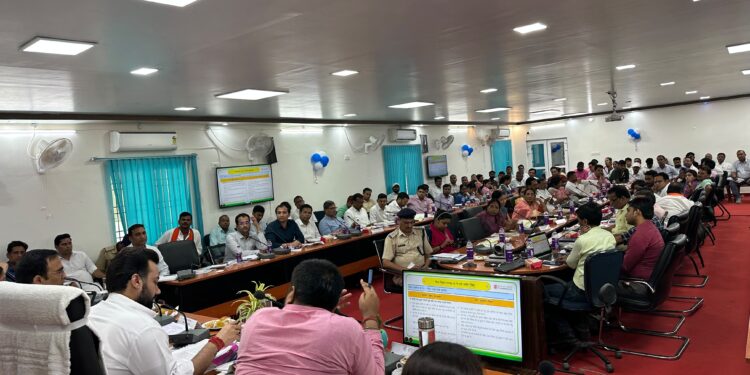 सांसद राजेश वर्मा का रौद्र रूप, भ्रष्ट इंजीनियरों से लेकर फर्जी डॉक्टरों और स्मैक तस्करों तक हड़कंप— ‘दिशा’ की बैठक में दहाड़ते हुए सांसद ने अधिकारियों को दी खुली चेतावनी, जनता के काम में कोताही की तो सीधे जाओगे जेल!