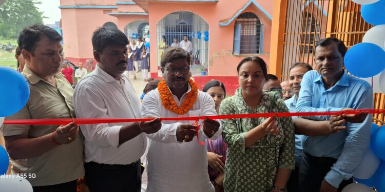 खगड़िया में शिक्षा क्रांति का आगाज़: सोनवर्षा रहीमपुर में मॉडल स्कूल का भव्य शुभारंभ, विधायक बबलू कुमार मंडल ने फीता काटकर किया उद्घाटन, बोले— आधुनिक और गुणवत्तापूर्ण शिक्षा से संवर रहा बिहार के बच्चों का भविष्य