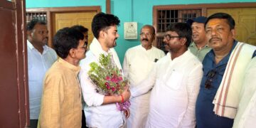 BPSC में गोगरी के लाल बिट्टू कुमार का बड़ा कमाल, DSP बन बढ़ाया खगड़िया का मान; विधायक बबलू मंडल ने घर पहुंचकर दी बधाई, बोले— युवाओं की सफलता से बढ़ता है समाज और क्षेत्र का गौरव