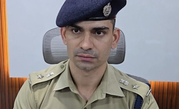 खगड़िया में अपराधियों पर पुलिस का शिकंजा, 24 घंटे में 37 गिरफ्तारी से लेकर 52 वारंट-कुर्की-इश्तेहार तक बड़ी कार्रवाई; हथियार, कारतूस और शराब बरामद, 438 वाहनों की हुई जांच