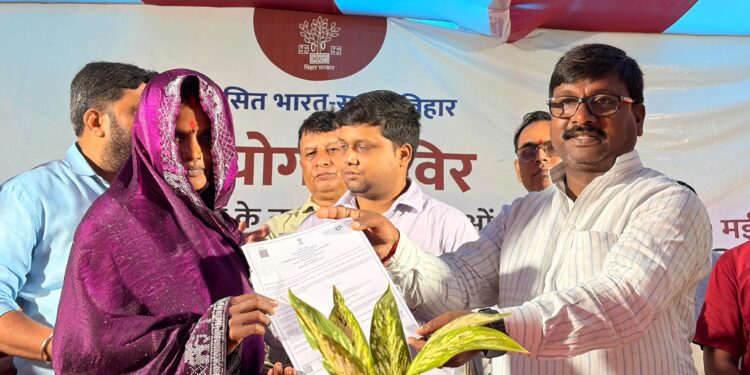 खगड़िया में जनता को बड़ी राहत का ऐलान! अब नहीं होगी सरकारी दफ्तरों की दौड़, लाभगांव से शुरू हुआ ‘जनसेवा का महाअभियान’; सदर विधायक बबलू कुमार मंडल ने सहयोग शिविर का किया शुभारंभ, बोले— “30 दिनों के भीतर नापी, दाखिल-खारिज, परिमार्जन, आवास, पेंशन, राशन कार्ड समेत आम लोगों के लंबित कार्यों का होगा समयबद्ध निष्पादन, हर पात्र व्यक्ति तक पहुंचेगा सरकारी योजनाओं का लाभ”