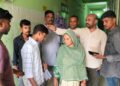 खगड़िया नगर परिषद में “बिना पैसे के नहीं होता काम” के आरोपों पर मचा बवाल! जन्म-मृत्यु प्रमाणपत्र, राशन और होल्डिंग टैक्स के लिए भटकते रहे लोग, कथित पैसे मांगने और अनियमितता की शिकायतों से भड़के सभापति प्रतिनिधि ज्योतिष मिश्रा—नगर कर्मी विक्की कुमार के कार्यालय में जड़ा ताला…