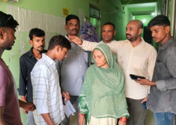 खगड़िया नगर परिषद में “बिना पैसे के नहीं होता काम” के आरोपों पर मचा बवाल! जन्म-मृत्यु प्रमाणपत्र, राशन और होल्डिंग टैक्स के लिए भटकते रहे लोग, कथित पैसे मांगने और अनियमितता की शिकायतों से भड़के सभापति प्रतिनिधि ज्योतिष मिश्रा—नगर कर्मी विक्की कुमार के कार्यालय में जड़ा ताला…