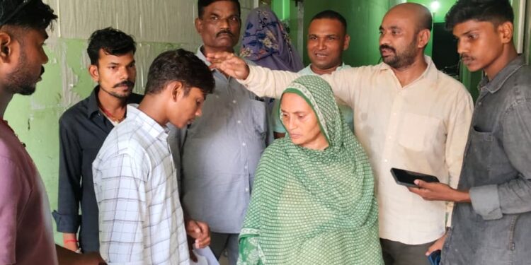 खगड़िया नगर परिषद में “बिना पैसे के नहीं होता काम” के आरोपों पर मचा बवाल! जन्म-मृत्यु प्रमाणपत्र, राशन और होल्डिंग टैक्स के लिए भटकते रहे लोग, कथित पैसे मांगने और अनियमितता की शिकायतों से भड़के सभापति प्रतिनिधि ज्योतिष मिश्रा—नगर कर्मी विक्की कुमार के कार्यालय में जड़ा ताला…