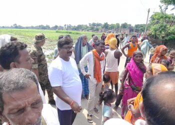 बांसबिट्टी में ग्रामीणों ने विधायक बबलू मंडल के सामने रखी विकास की बड़ी मांग, मालती धार पर पुल और कॉलेज की जमीन के पास से सड़क निर्माण का उठा मुद्दा; रसौंक-सोनमनकी मुख्य मार्ग से जोड़ने की मांग पर विधायक ने दिया हरसंभव पहल का भरोसा