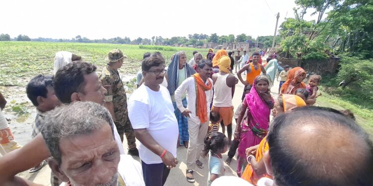 बांसबिट्टी में ग्रामीणों ने विधायक बबलू मंडल के सामने रखी विकास की बड़ी मांग, मालती धार पर पुल और कॉलेज की जमीन के पास से सड़क निर्माण का उठा मुद्दा; रसौंक-सोनमनकी मुख्य मार्ग से जोड़ने की मांग पर विधायक ने दिया हरसंभव पहल का भरोसा