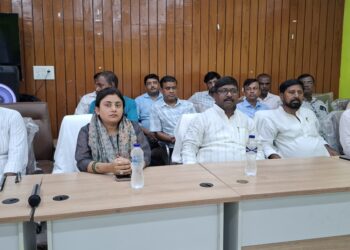 खगड़िया सदर पंचायत समिति की बैठक में विधायक बबलू मंडल का दिखा सख्त तेवर,विकास योजनाओं की बारीकी से की समीक्षा; हर पंचायत में नल-जल की नियमित आपूर्ति सुनिश्चित करने का निर्देश,जर्जर सड़कों की मरम्मत में तेजी लाने पर जोर,भदास सड़क का काम जल्द शुरू कराने का दिया भरोसा; बिजली संकट और नीचे लटके तारों को लेकर भी अधिकारियों को तत्काल दुरुस्ती का फरमान