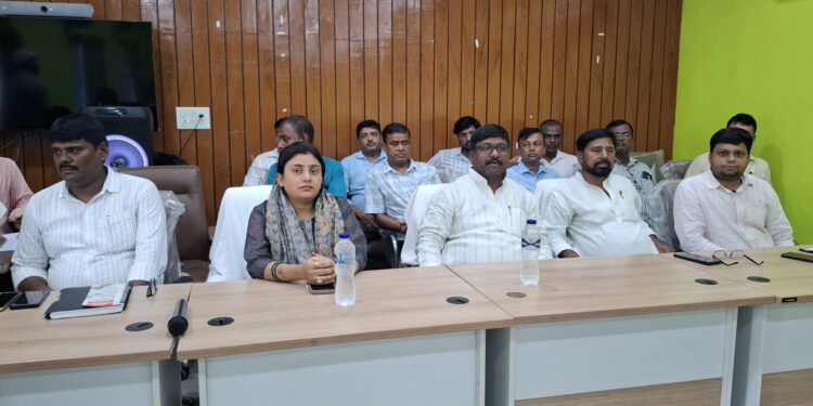 खगड़िया सदर पंचायत समिति की बैठक में विधायक बबलू मंडल का दिखा सख्त तेवर,विकास योजनाओं की बारीकी से की समीक्षा; हर पंचायत में नल-जल की नियमित आपूर्ति सुनिश्चित करने का निर्देश,जर्जर सड़कों की मरम्मत में तेजी लाने पर जोर,भदास सड़क का काम जल्द शुरू कराने का दिया भरोसा; बिजली संकट और नीचे लटके तारों को लेकर भी अधिकारियों को तत्काल दुरुस्ती का फरमान