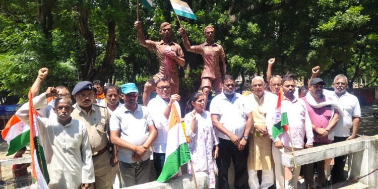 अंग्रेजी हुकूमत से लोहा लेकर 13 अगस्त 1942 को शहीद हुए धन्ना-माधव को मिला ऐतिहासिक सम्मान! मानसी से खुटिया, एकनियां होते परमानंदपुर तक की सड़क अब ‘शहीद धन्ना-माधव पथ’ के नाम से होगी मशहूर, शहादत दिवस पर गूंजा देशभक्ति का जयघोष—मेधावी छात्र-छात्राओं और होनहार खिलाड़ियों को मिला सम्मान