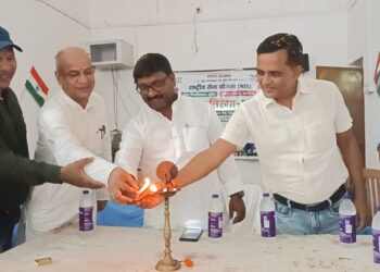 खगड़िया में तिरंगे की शान में सड़कों पर उतरीं महिला महाविद्यालय की सैकड़ों बेटियां, ‘भारत माता की जय’ और ‘वंदे मातरम्’ के नारों से गूंजा शहर; भव्य ‘हर घर तिरंगा’ यात्रा में राष्ट्रभक्ति के साथ स्वच्छता का संदेश, सदर विधायक बबलू कुमार मंडल ने किया कार्यक्रम का उद्घाटन