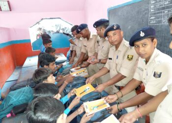 खाकी ने जीता नन्हे दिलों का भरोसा! मध्य विद्यालय सन्हौली में थानाध्यक्ष नवीन कुमार के नेतृत्व में चित्रगुप्त नगर थाना पुलिस ने सभी बच्चों को बांटी कॉपी, कलम और टॉफी, खिल उठे चेहरे