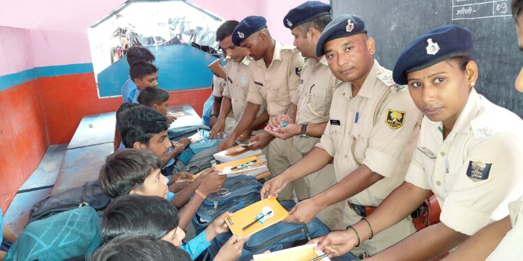खाकी ने जीता नन्हे दिलों का भरोसा! मध्य विद्यालय सन्हौली में थानाध्यक्ष नवीन कुमार के नेतृत्व में चित्रगुप्त नगर थाना पुलिस ने सभी बच्चों को बांटी कॉपी, कलम और टॉफी, खिल उठे चेहरे