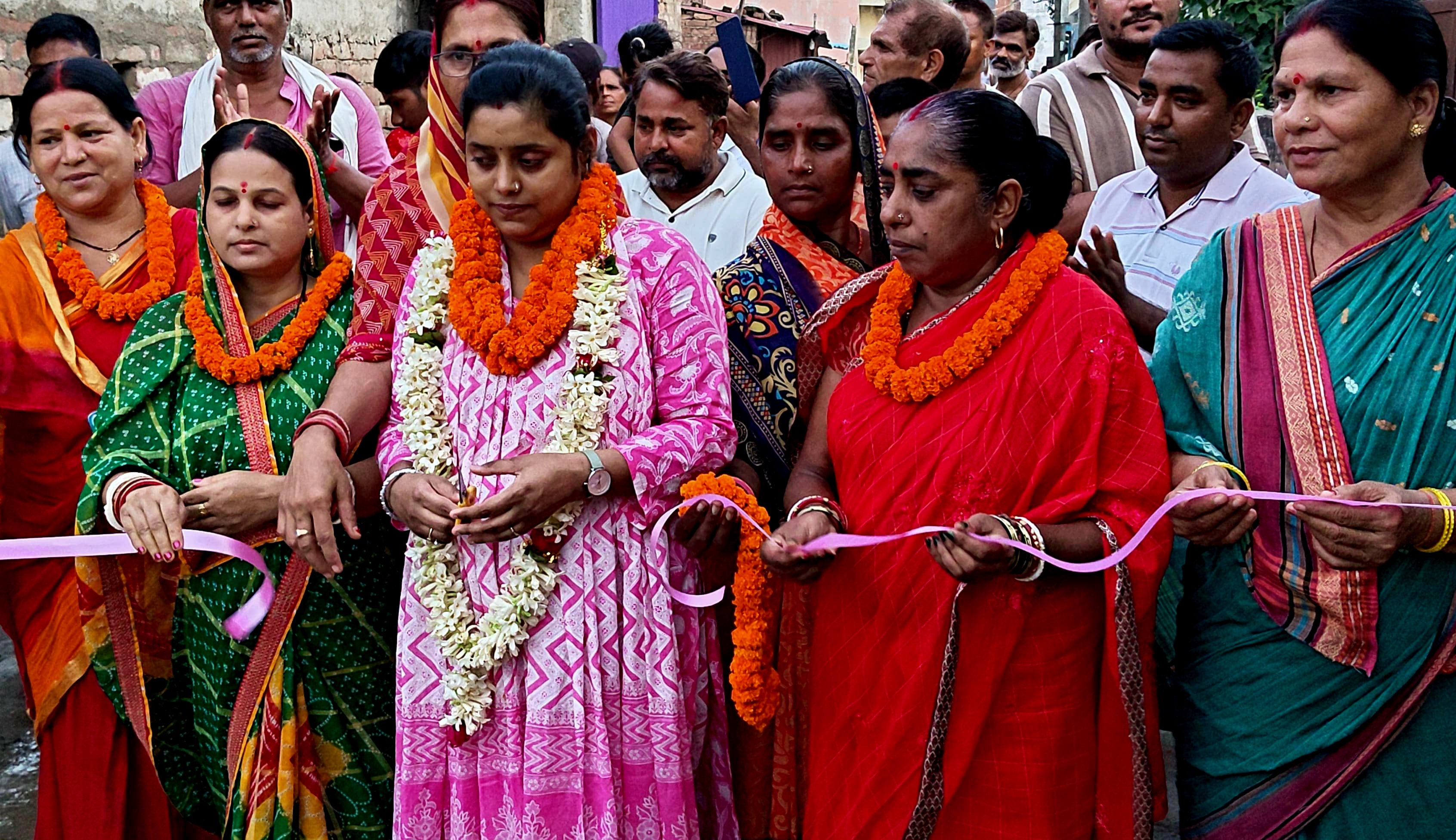 24.26 लाख की लागत से बदली आवास बोर्ड की सूरत! वार्ड-29 में विकास का बड़ा तोहफा, नगर सभापति अर्चना कुमारी ने किया पीसीसी सड़क का लोकार्पण