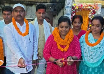 वार्ड नं – 33 को मिली विकास की सबसे बड़ी सौगात! ₹15.53 लाख की लागत से चमचमाती PCC सड़क का निर्माण पूरा, नगर सभापति अर्चना कुमारी ने फीता काटकर किया उद्घाटन; बदली इलाके की तस्वीर, वर्षों की परेशानी पर लगा विराम, अब सुगम होगा आवागमन