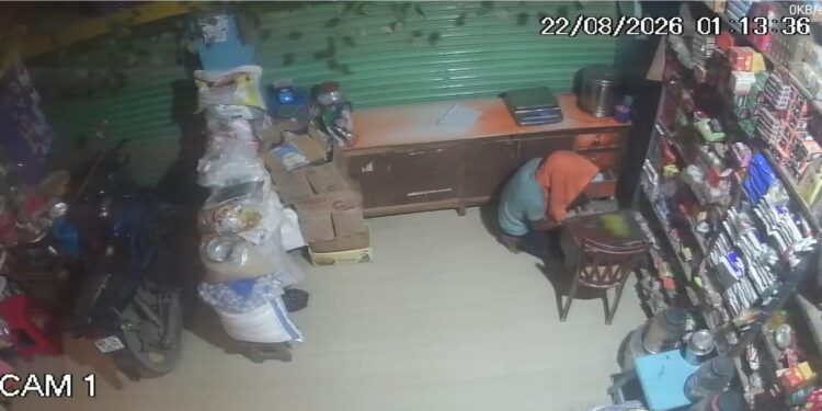 गोगरी में चोरों का कहर, एक ही रात दो जगह बड़ी वारदात से मचा हड़कंप: कृष्णा भंडार में ₹4.30 लाख की चोरी, बांस के सहारे दुकान में घुसे चोर और सरकारी CCTV के सामने सामान समेटकर हुए फरार; ब्राह्मण टोला से मोटर भी ले गए, रात्रि गश्ती पर फिर खड़े हुए बड़े सवाल—आखिर बेखौफ चोरों को किसका डर?