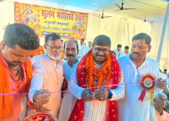 खगड़िया के बलुआही ठाकुरबाड़ी में झूलनोत्सव पर गूंजा दंगल का बिगुल, सदर विधायक बबलू मंडल ने किया चार दिवसीय अंतर्राज्यीय कुश्ती प्रतियोगिता का भव्य उद्घाटन; 14 लाख के स्टील शेड से गरीब परिवारों को बड़ी राहत, अब शादी-श्राद्ध में वाटरप्रूफ पंडाल के खर्च से मिलेगी मुक्ति—स्थायी अखाड़े और पहलवानों के लिए रोजाना 40 किलो दूध की व्यवस्था भी बनी चर्चा का केंद्र