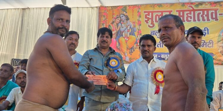बलुआही ठाकुरबाड़ी में छिड़ा पहलवानों का महासंग्राम, 80 से ज्यादा मुकाबलों में गूंजी अखाड़े की हुंकार—नेपाल से राजस्थान तक के पहलवानों ने दिखाया दमखम, निवर्तमान राजद जिलाध्यक्ष मनोहर कुमार यादव ने विजेता-उपविजेता पहलवानों को किया सम्मानित