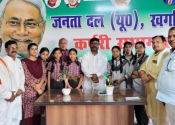 रक्षाबंधन पर विधायक कार्यालय में स्नेह की बंधी डोर, सरस्वती शिशु विद्या मंदिर की छात्राओं ने बबलू मंडल की कलाई पर बांधा रक्षासूत्र; विधायक बोले—“माताओं-बहनों की सुरक्षा और सम्मान मेरी पहली प्राथमिकता”