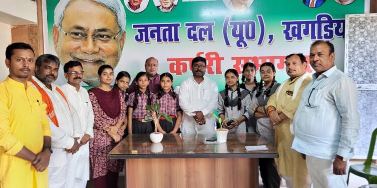 रक्षाबंधन पर विधायक कार्यालय में स्नेह की बंधी डोर, सरस्वती शिशु विद्या मंदिर की छात्राओं ने बबलू मंडल की कलाई पर बांधा रक्षासूत्र; विधायक बोले—“माताओं-बहनों की सुरक्षा और सम्मान मेरी पहली प्राथमिकता”